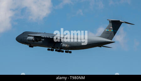 Un C-5M Super Galaxy prend son envol à partir de la ligne de vol le 15 mai 2019, à Dover Air Force Base, Eff. L'avion est le plus important dans l'Armée de l'air et de l'inventaire peut transporter une cargaison de 281 001 livres. (U.S. Photo de l'Armée de l'air par la Haute Airman Christopher Quail) Banque D'Images