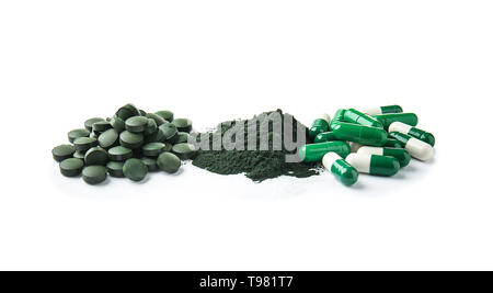 Les comprimés de spiruline avec poudre et gélules sur fond blanc Banque D'Images
