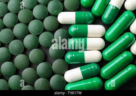 La spiruline en comprimés et gélules, vue du dessus Banque D'Images