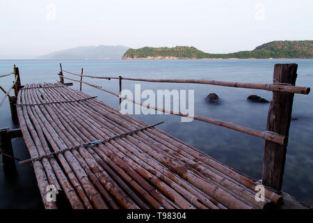 Jetée d'un pont en bois à la mer sur l'île de Tingloy, Philippines Banque D'Images