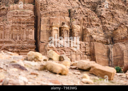 (Selective focus) vue imprenable sur un immense temple sculpté dans la pierre dans le magnifique site de Petra. Banque D'Images