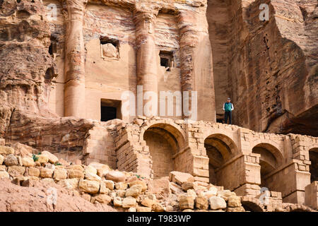 PETRA - Jordanie - 09 janvier 2019. Un touristes est d'admirer et prendre des photos d'un immense temple creusé dans la roche. Petra est classée au patrimoine mondial de l'al. Banque D'Images