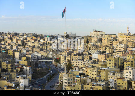 Vue imprenable de la ville de Amman vu de la Citadelle d'Amman en Jordanie avec le drapeau national sur la ville. Banque D'Images