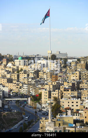 Vue imprenable de la ville de Amman vu de la Citadelle d'Amman en Jordanie avec le drapeau national sur la ville. Banque D'Images