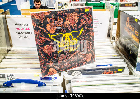 Nadarzyn, Pologne, le 11 mai 2019 album vinyle Aerosmith sur l'affichage pour la vente, vinyle, CD, album, Rock, groupe de rock américain, collection de vinyls Banque D'Images