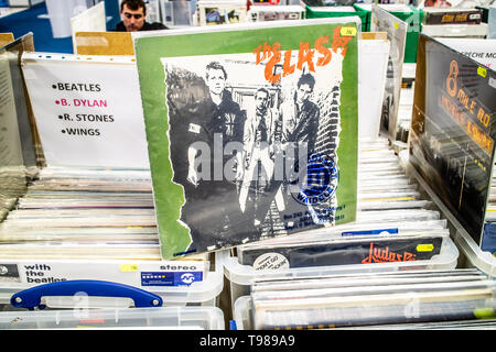 Nadarzyn, Pologne, le 11 mai 2019, le choc de l'album vinyle sur l'affichage pour la vente, vinyle, CD, album, Rock, groupe de rock anglais, collection de vinyls Banque D'Images