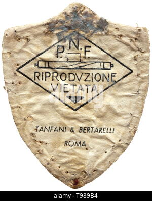 Count Galeazzo Ciano (1903 - 1944) - partie d'un insigne pour les membres de l'P.N.F. (Partito Nazionale Fascista) badge brodés à la main d'argent et d'or sur le fil avec un noyau de coton polychrome. Fasces avec trois étoiles. Sur base rouge chiffon et couvrir de papier blanc. 'Maker's Mark P.N.F. Riproduzione Vietata - Tanfani & Bertarelli Roma'. L'insigne de poitrine avec des marques et des points de couture. Dimensions ca. 6 x 4,8 cm. En fonction de l'expéditeur, d'un insigne de l'entourage de l'ancien ministre des affaires étrangères italien Count Ciano. Galeazzo Ciano a été tourné à Vérone à l'arrière, Additional-Rights Clearance-Info-Not-Available- Banque D'Images