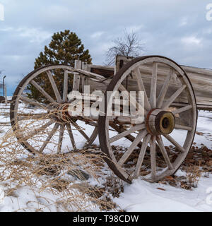 Carré clair un vieux wagon en bois sur un terrain rocheux couverts de neige en hiver Banque D'Images