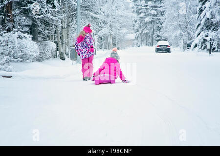 Les filles sur Street Luge à Rovaniemi, Finlande Banque D'Images