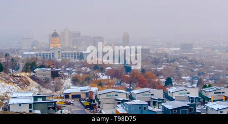 La populeuse Salt Lake City downtown avec un fond de ciel brumeux en hiver Banque D'Images