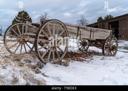 Un vieux wagon en bois sur un terrain rocheux couverts de neige en hiver Banque D'Images