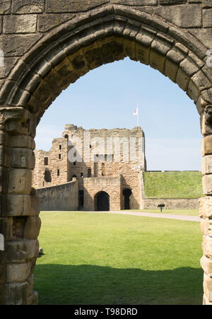 Tynemouth castle porterie encadrée par un arc de Tynemouth priory, North East England, UK Banque D'Images