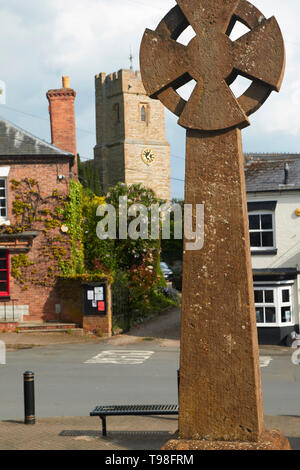 Bidford-on-Avon, centre du village avec l'église de Saint Laurance dans l'arrière-plan, Stratford-upon-Avon, Warwickshire, Angleterre, Royaume-Uni, Europe Banque D'Images