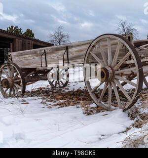 Un vieux wagon en bois carrés sur un terrain rocheux couverts de neige en hiver Banque D'Images