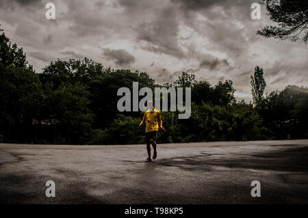 Garçon jouant street soccer Banque D'Images