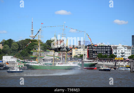 Sauvetage du broyeur à montrer la Pauli-Landungsbrücken, Hafengeburtstag - anniversaire du port de Hambourg, de l'événement Banque D'Images