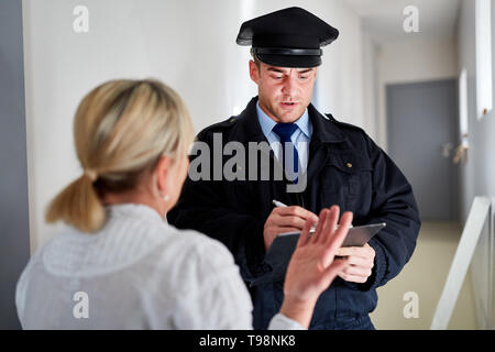 Policier rend témoin interview après le cambriolage et les entretiens avec des témoins Banque D'Images