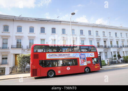 Un bus à impériale rouge avec une publicité pour Capital Radio, Chelsea, Londres, Angleterre, Royaume-Uni Banque D'Images