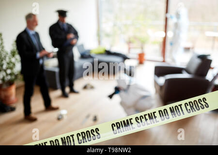 La police scientifique enquête sur une scène de crime après qu'un crime Banque D'Images