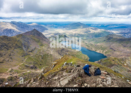 Le sommet du Mont Snowdon à vers Llyn Llydaw Reservoir Banque D'Images