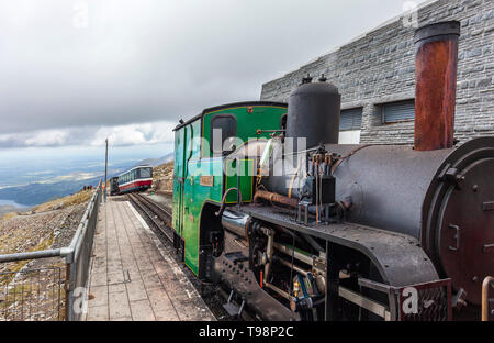 Le sommet du Mont Snowdon, avec Padarn la locomotive à vapeur. Banque D'Images