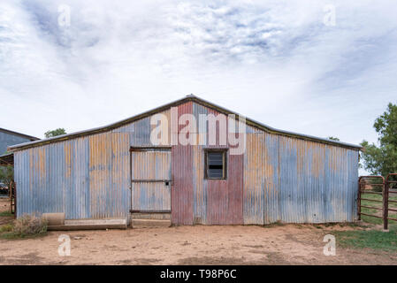 Un vieux tôles ondulées galvanisées vireur hangar avec plusieurs murs pastels sur une propriété près de Burren Junction dans le nord-ouest de la Nouvelle-Galles du Sud Banque D'Images