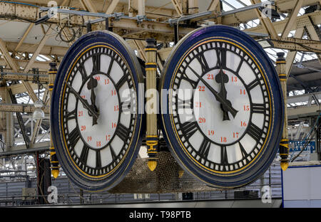 L'heure à Waterloo Railway hall de gare, Waterloo, London, England, UK. Banque D'Images