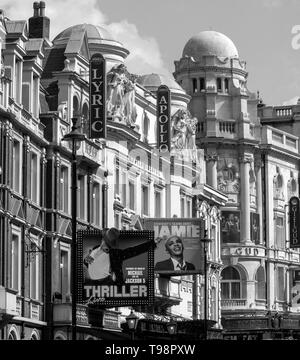 Vue vers l'Est le long de Shaftesbury Avenue, West End, Londres, Angleterre, Royaume-Uni - montrant les théâtres de West End classique y compris Lyric et Apollo. Banque D'Images