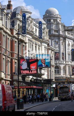 Vue vers l'Est le long de Shaftesbury Avenue, West End, Londres, Angleterre, Royaume-Uni - montrant les théâtres de West End classique y compris Lyric et Apollo. Banque D'Images