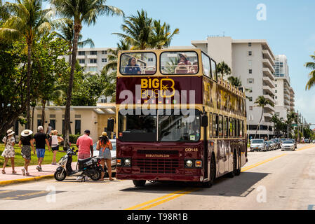 Miami, FL, United States - 19 Avril 2019 : Double Decker Miami Big Bus Hop-on Hop-off bus tours sont un moyen populaire pour voir la ville. Celui-ci est cruisin Banque D'Images