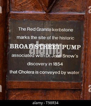 En plaques du patrimoine Broadwick Street - officiellement rue Large - le site du Dr John Snow, découverte de la source du choléra, Soho, London, England, UK Banque D'Images