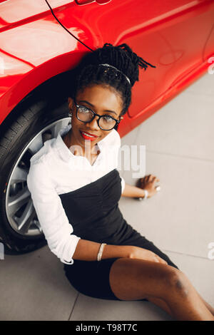 Femme noir élégant dans un salon automobile Banque D'Images