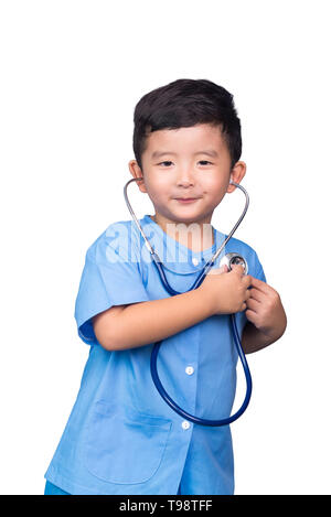 Smiling Asian Thai kid en bleu uniforme médical holding stethoscope isolé sur blanc, concept sain idée. chemin de détourage. Banque D'Images