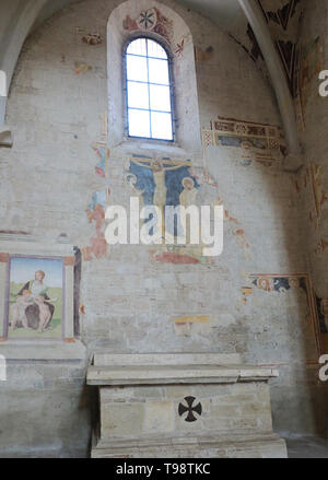 Todi Ombrie Italie. Église de San Fortunato de l'intérieur. Chapelle de Saint François (Cappella di San Francesco), avec des fresques (fragment) au-dessus de l'al Banque D'Images