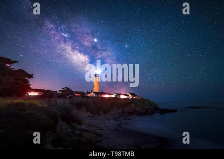 Nuit étoilée et Milky Way à Pigeon Point Lighthouse, Pescadero, California, USA Banque D'Images