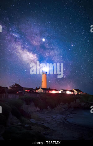 Nuit étoilée et Milky Way à Pigeon Point Lighthouse, Pescadero, California, USA Banque D'Images