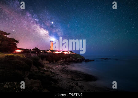 Nuit étoilée et Milky Way à Pigeon Point Lighthouse, Pescadero, California, USA Banque D'Images