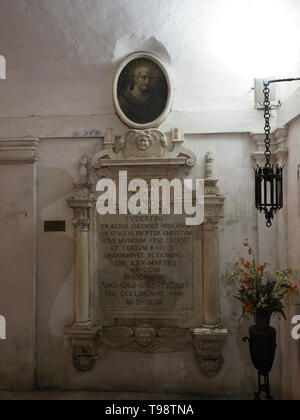 Todi Ombrie Italie. Église de San Fortunato, l'intérieur de la crypte. Tombe de Jacopone de Todi fresco par Ferrau da Faenza. Banque D'Images