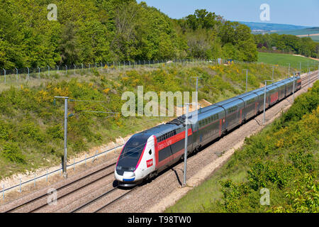 TGV Duplex Lyria dans Yonne, Bourgogne, France aller en Suisse Banque D'Images