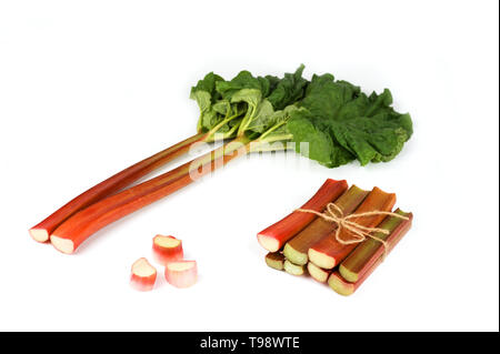 Les bâtonnets de rhubarbe , ensemble de la rhubarbe et de la tige de rhubarbe hachées isolé sur fond blanc. Banque D'Images