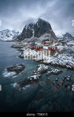 Nuages de toucher les montagnes neige-couvertes dans les Lofoten à Hamnoy, Reine, la Norvège Banque D'Images