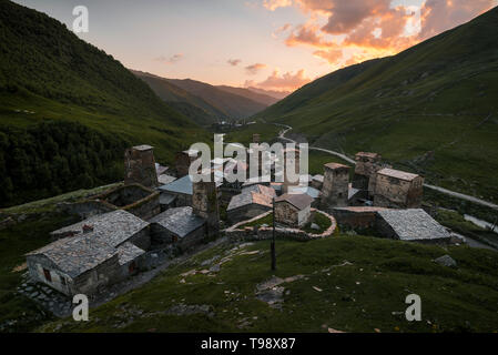 Des tours de défense d'Ushguli au coucher du soleil avec vue sur Murkmili, Ushguli, Haute Svanétie, Géorgie Banque D'Images
