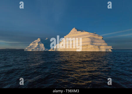 Icebergs dans la baie de Disko au Groenland, au milieu de l'été Banque D'Images