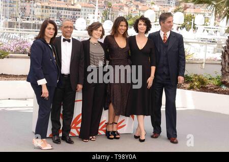 16 mai 2019 - Cannes, France - CANNES, FRANCE - 16 MAI : (L-R) Hiam Abbass, Yasmina Khadra, Elea Gobbe-Mevellec, Zita Hanrot, Zabou Breitman et Simon Abkarian assister à une séance de photos pour le ''Sbauges de Kaboul (Les Hirondelles de Kaboul)'' au cours de la 72e assemblée annuelle du Festival du Film de Cannes le 16 mai 2019 à Cannes, France. (Crédit Image : © Frederick InjimbertZUMA Wire) Banque D'Images