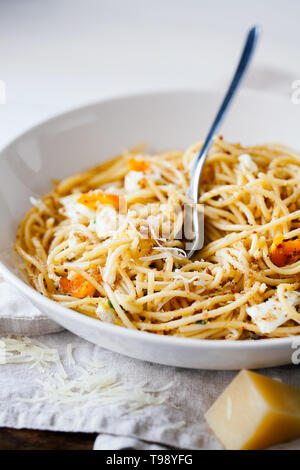Recherche rapide et délicieux spaghetti pâtes italiennes avec les œufs, le parmesan râpé et pangrattato sur plaque blanche. Des plats faits maison. Aliments sains italien Banque D'Images