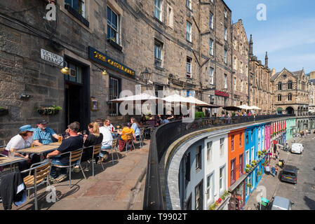 Les personnes qui boivent dans les bars en plein air en temps chaud et ensoleillé sur la terrasse au-dessus de Victoria Victoria Street dans la vieille ville d'Édimbourg, Écosse, Royaume-Uni Banque D'Images