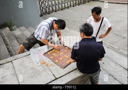 01.08.2012, Chongqing, Chine - , les hommes jouent aux échecs chinois, aussi appelé Xiangqi. 0SL120801D001CAROEX.JPG [communiqué de modèle : Non, des biens : SANS OBJET Banque D'Images