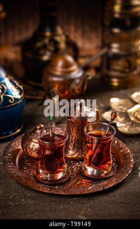 Deux tasses de thé turc servi sur le bac Banque D'Images