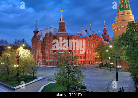 = Musée Historique entourée d'arbres et lumières de rue au printemps matin  = Vue du Carré Manezhnaya sur le bâtiment en brique rouge lumineux d'État Banque D'Images