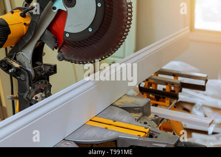 Carpenter working fine monture de scie circulaire. Banque D'Images